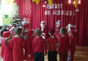 Dzieci śpiewają piosenkę dla Mikołaja pt.: "Worek z prezentami".