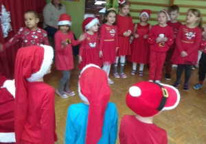Dzieci śpiewają piosenkę dla Mikołaja pt.: "Worek z prezentami".
