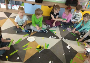 Dzieci układają z przygotowanych elementów paszczę krokodyla - znak mniejszości lub większości.