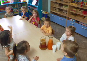 Dzieci piją sok.