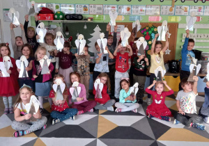 Dzieci prezentują samodzielnie wykonane świąteczne aniołki.