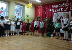 Dzieci prezentują przedstawienie świąteczne.