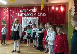 Dzieci prezentują przedstawienie świąteczne.