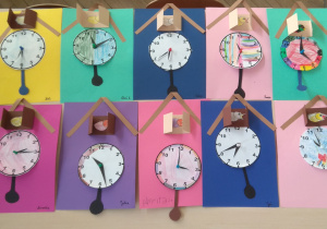 Prace plastyczne - wystawa zegarów z kukułką.