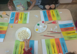 Dzieci dopasowują nazwy pór roku do odpowiedniego koloru kartki.