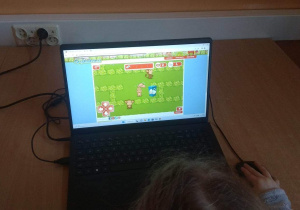 Dziewczynka w grze edukacyjnej labirynt szuka marchewek dla zajączka.