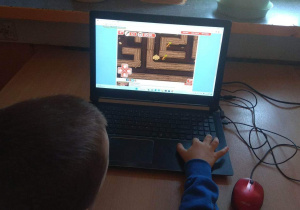 Chłopiec gra w grę edukacyjną - labirynt.