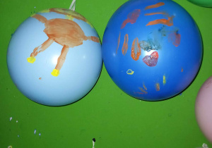 Balony pomalowane przez dzieci.