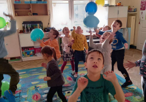 Dzieci tańczą z balonem.
