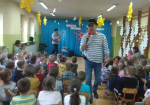 Przedszkolaki, z Panem Witkiem, śpiewają piosenkę powitalną.
