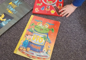 Dzieci wybrały nawet książki o kosmosie.