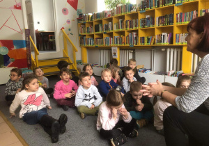 Dzieci słuchają opowiadania Pani Ewy.