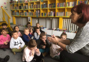 Dzieci słuchają opowiadania Pani Ewy.
