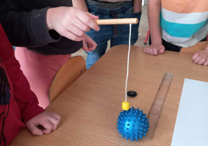 Dzieci podczas zabaw badawczych z użyciem magnesu.
