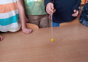 Dzieci podczas zabaw badawczych z użyciem magnesu.