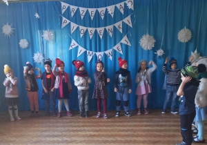 Występ dzieci podczas przeglądu piosenki zimowej.