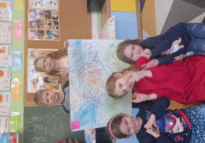 Grupa dzieci prezentuje swój plakat.