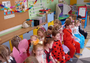 Dzieci podczas zabawy "Krzesła".