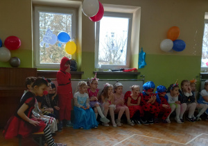 Dzieci podczas balu karnawałowego.