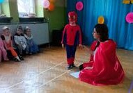 Dzieci prezentują swoje przebrania.