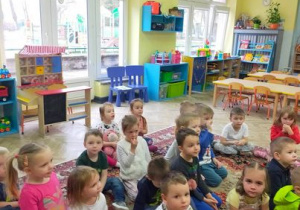 Dzieci oglądają teatrzyk kukiełkowy.