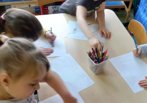 Dzieci rysują ilustracje do bajek.