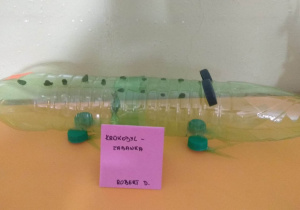 Krokodyl wykonany z zielonej plastikowej butelki.