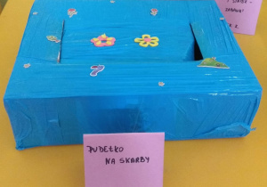 Pudełko na skarby wykonane z papierowego pudełka.