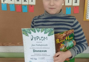 Nasz kolega z grupy otrzymał dyplom i książeczkę za udział w konkursie plastycznym pt.:"Dinozaur".