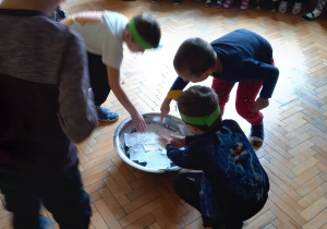 Dzieci topią papierowe Marzanny.