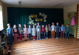 Dzieci z grupy zielonej śpiewają piosenkę.