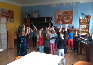 Dzieci biorą udział w zabawie muzyczno - ruchowej.