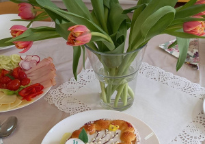 Wielkanocny mazurek stoi na stole.