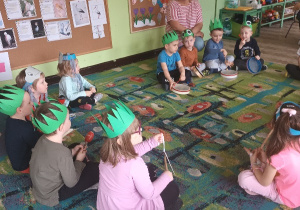 Dzieci grają na instrumentach.