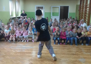 Dzieci oglądają występ tancerza.