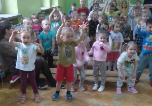Dzieci tańczą breakdance.