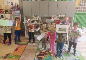 Dzieci prezentują zdjęcia.