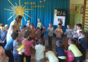 Dzieci tańczą przy piosence "Układ słoneczny".