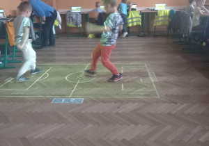 Dzieci grają w e-piłkę nożną.