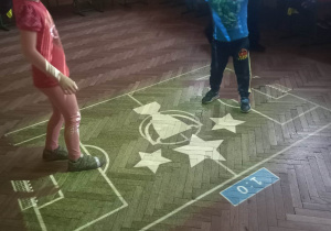 Dzieci grają w e-piłkę nożną.