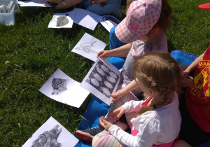 Dzieci oglądają zdjęcia z jajami żółwia.