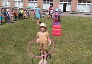 Sportowe zabawy w ogrodzie przedszkolnym z okazji Dnia Dziecka.