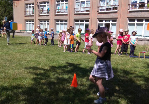 Sportowe zabawy w ogrodzie przedszkolnym z okazji Dnia Dziecka.