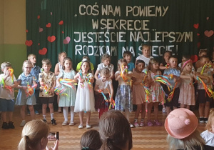 Dzieci tańczą do piosenki "Rodzinna samba".