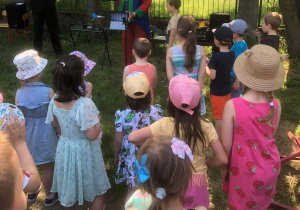 Dzieci obserwują pokaz Magika.