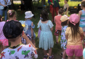 Dzieci obserwują pokaz magicznych sztuczek.