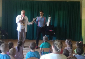 Dzieci poznają dwa instrumenty: trąbkę i melodykę.