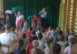 Wybrane dzieci tańczą z pomponami na scenie podczas występu Pana Witka i jego gościa.