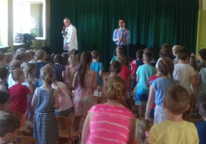 Pan Witek śpiewa pożegnalną piosenkę, a dzieci wykonują do niej określone ruchy.