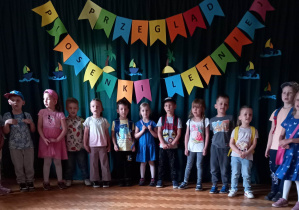 Dzieci z Przedszkola Miejskiego nr 159 prezentują piosenkę pt. "Lato, lato czeka na nas".